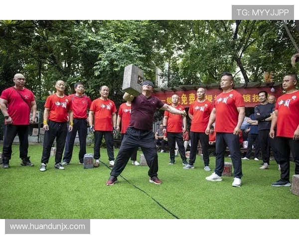 金陵女侠单手架 50 斤石锁！网友：这臂力藏着十年功夫